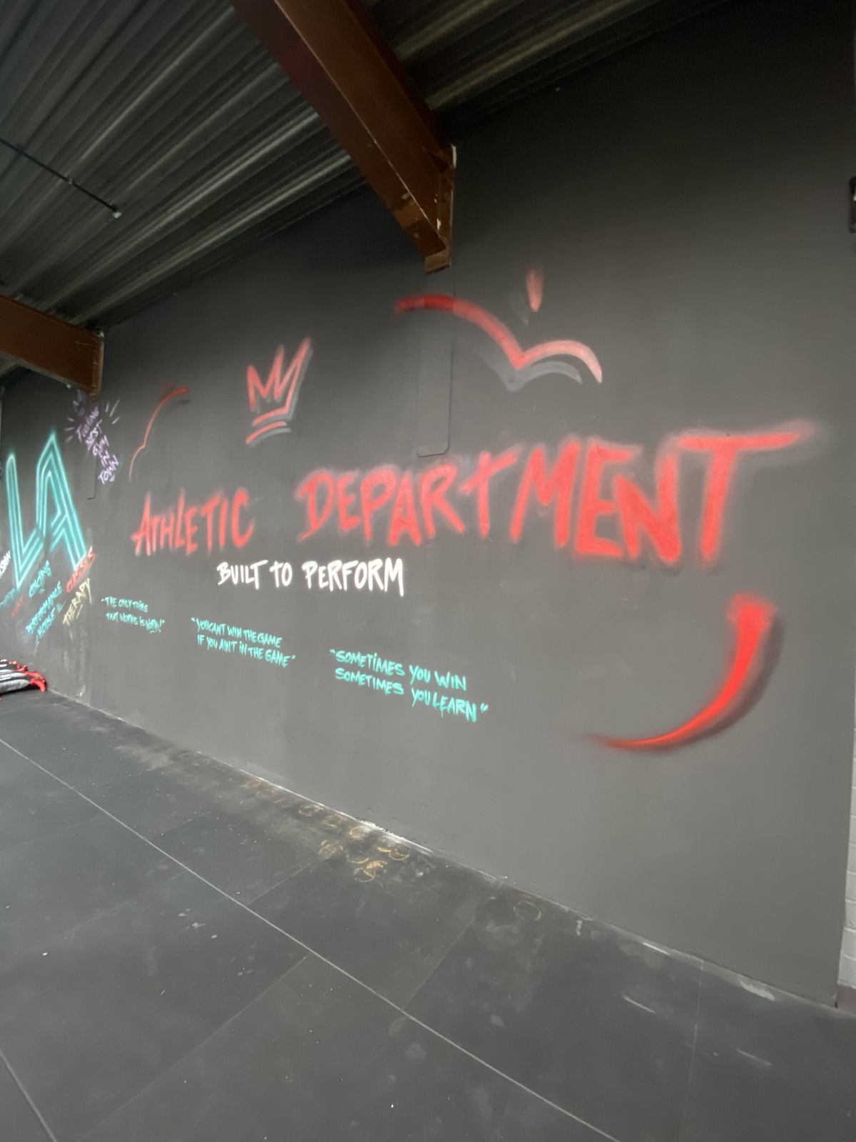 Wandgestaltung in einem CrossFit-Studio in Ibbenbüren mit dem Schriftzug Athletic Department