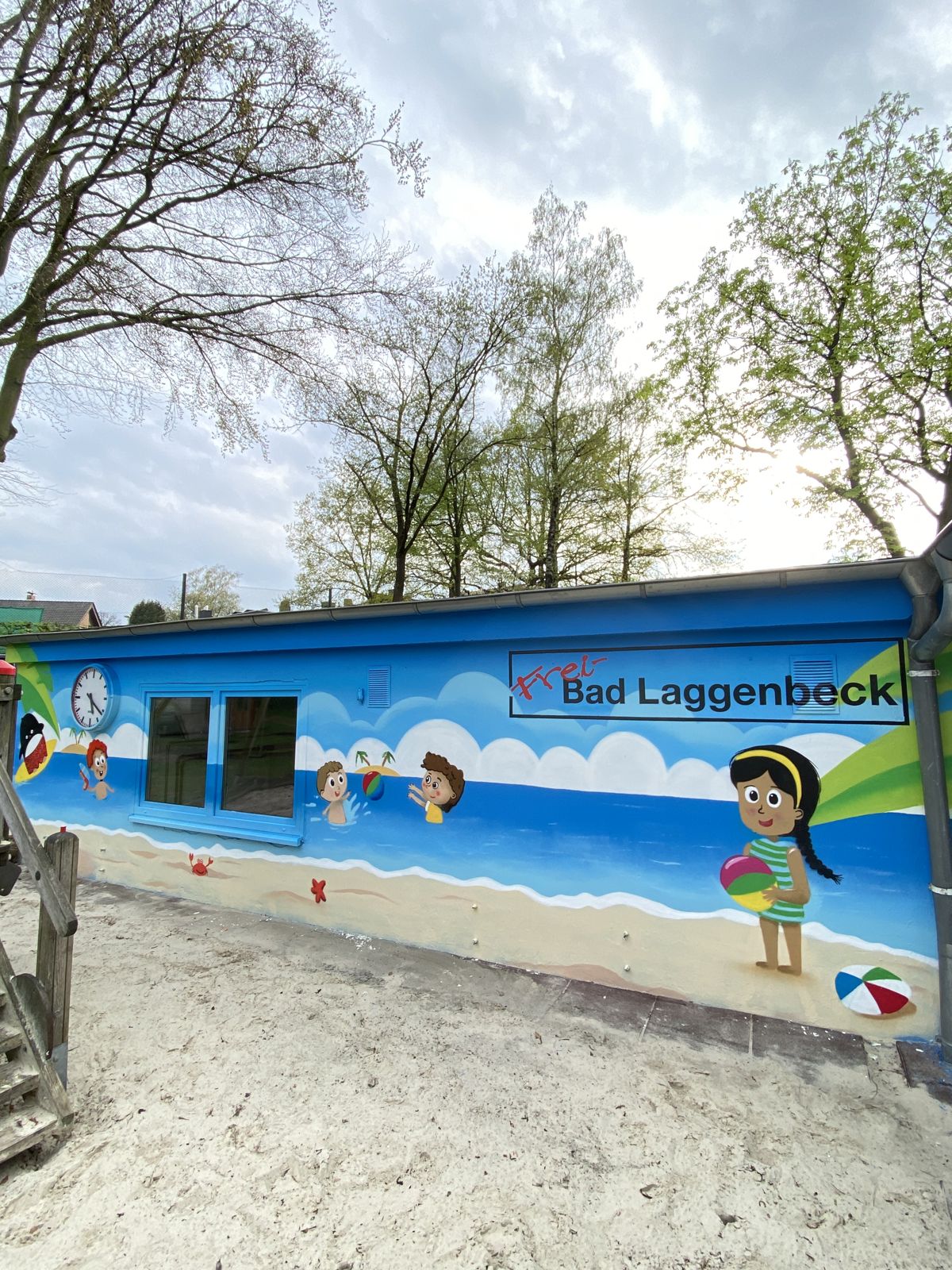 Gestaltung am Freibad Laggenbeck in Ibbenbüren: Strandmotiv mit badenden Kindern, Mädchen mit Ball und Schriftzug Frei-Bad Laggenbeck