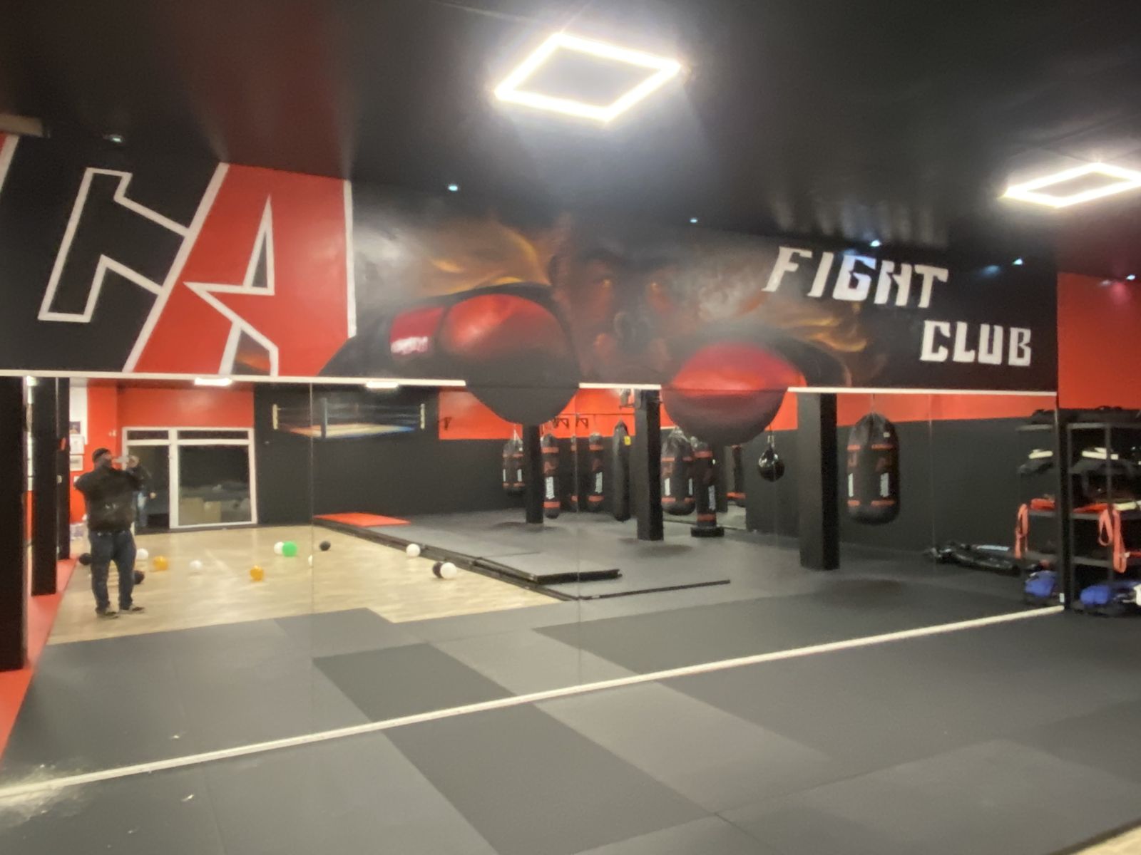Kampfsportstudio in Ibbenbüren mit Graffiti-Wandgestaltung in Rot und Schwarz