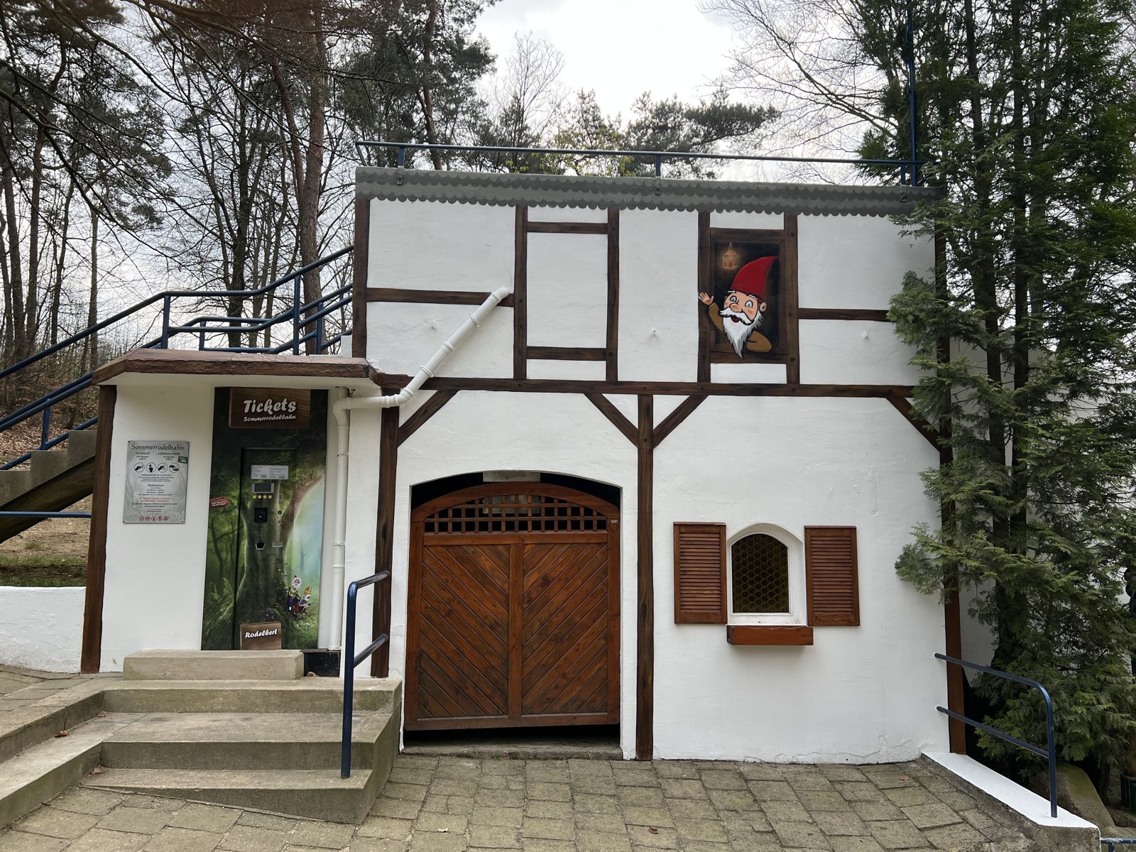 Gestaltete Wand am Kassenhaus der Sommerrodelbahn Ibbenbüren
