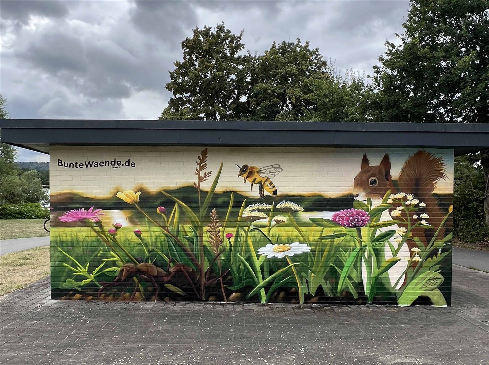 Pumpstation der WTL am Aasee Ibbenbüren mit Eichhörnchen, Biene und Blumenwiese